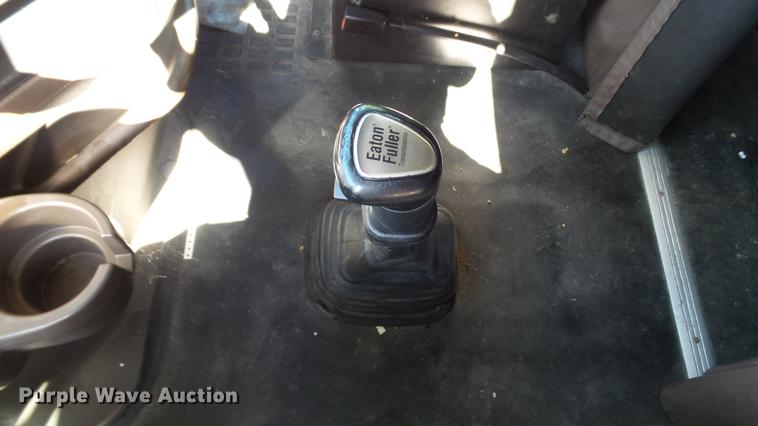 image for item DC5557 2013 Volvo VNL semi truck