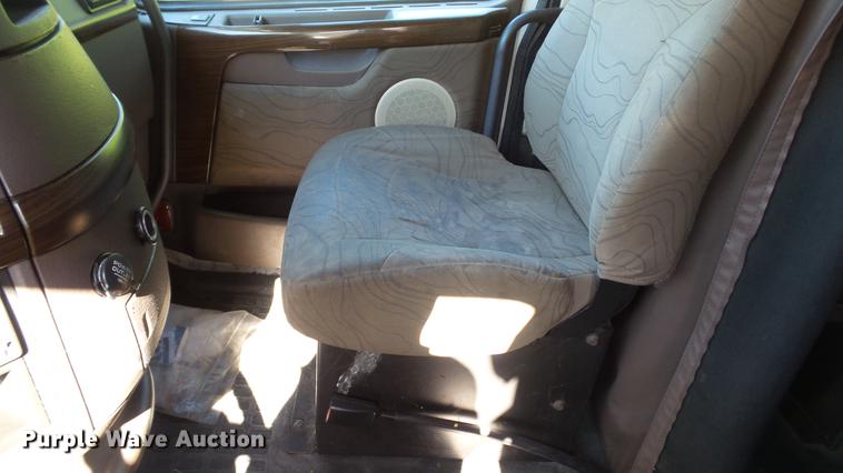 image for item DC5557 2013 Volvo VNL semi truck