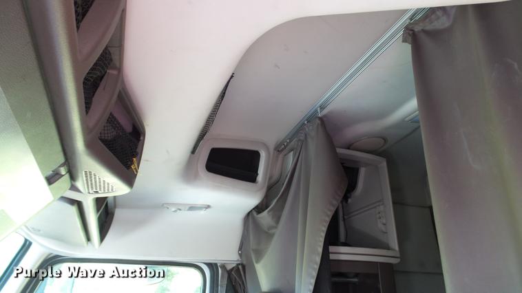 image for item DC5557 2013 Volvo VNL semi truck