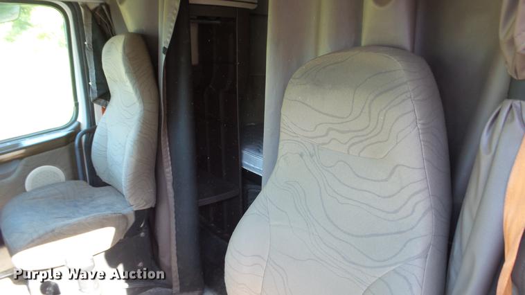 image for item DC5557 2013 Volvo VNL semi truck