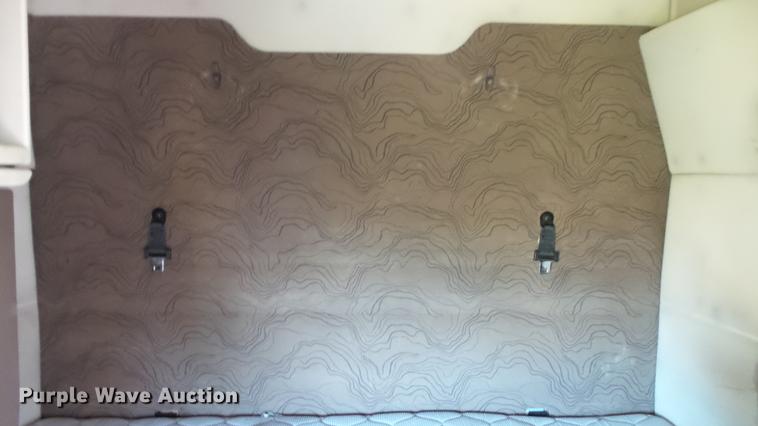 image for item DC5557 2013 Volvo VNL semi truck