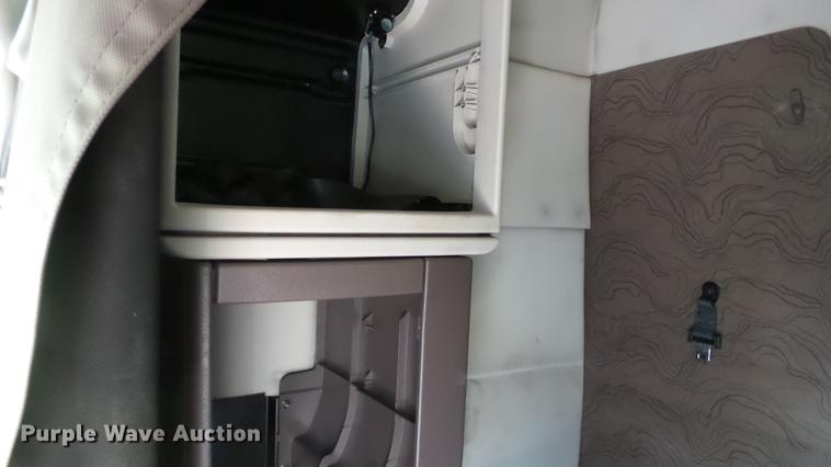 image for item DC5557 2013 Volvo VNL semi truck