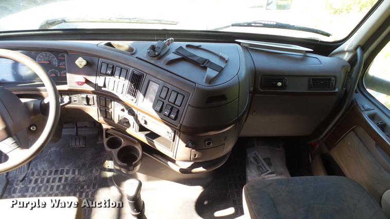 image for item DC5557 2013 Volvo VNL semi truck