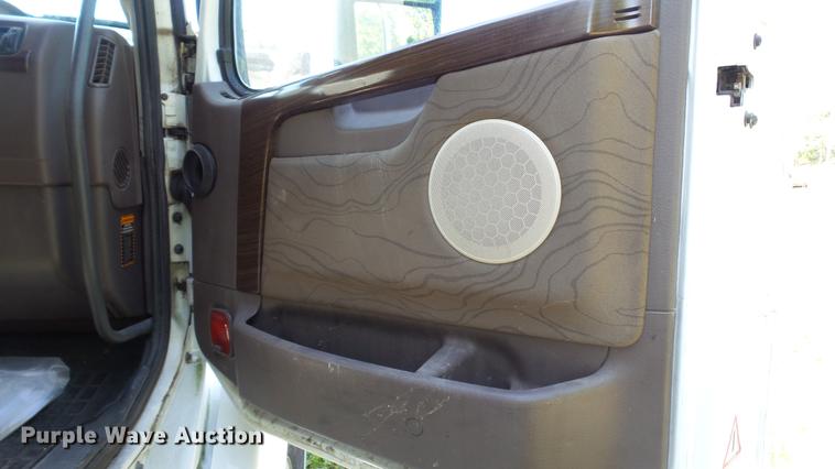 image for item DC5557 2013 Volvo VNL semi truck