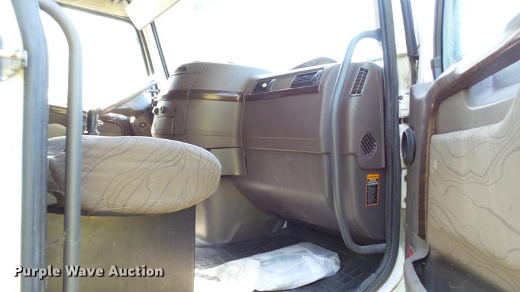 image for item DC5557 2013 Volvo VNL semi truck