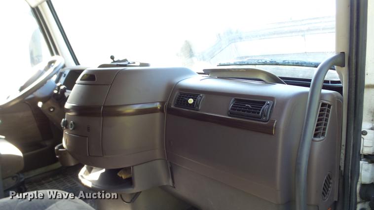 image for item DC5557 2013 Volvo VNL semi truck