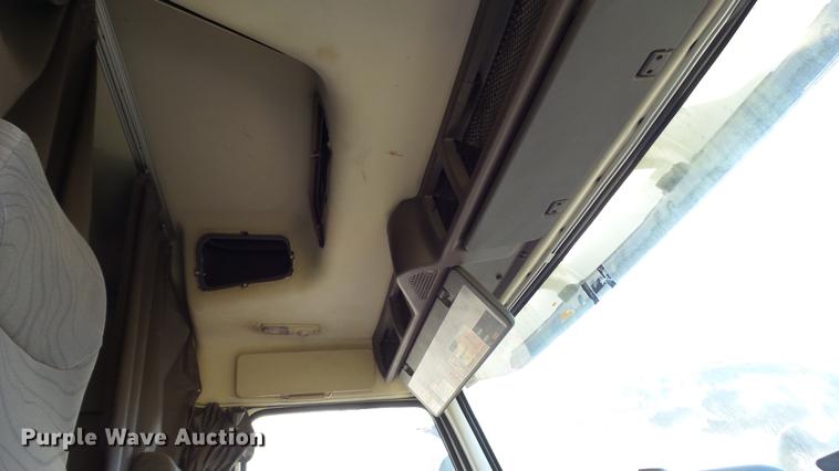 image for item DC5557 2013 Volvo VNL semi truck