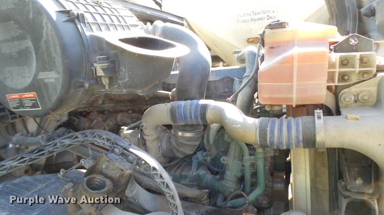 image for item DC5557 2013 Volvo VNL semi truck