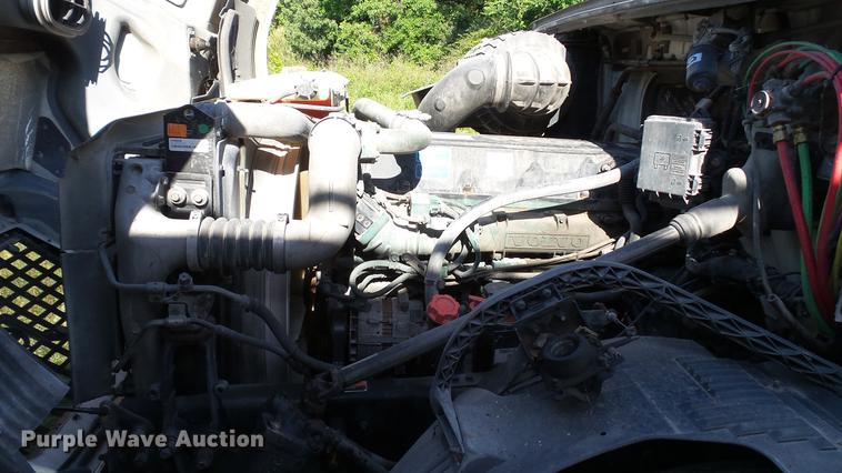 image for item DC5557 2013 Volvo VNL semi truck