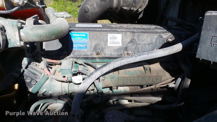 image for item DC5557 2013 Volvo VNL semi truck
