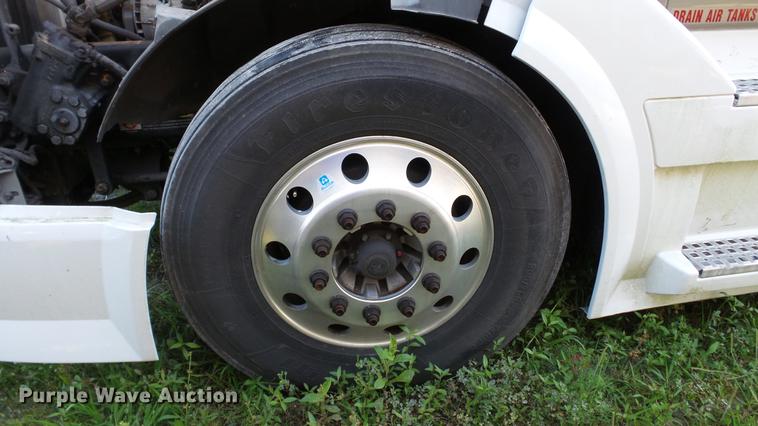 image for item DC5557 2013 Volvo VNL semi truck