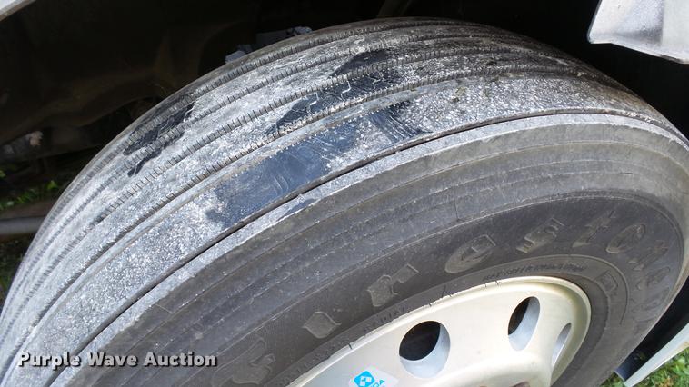 image for item DC5557 2013 Volvo VNL semi truck