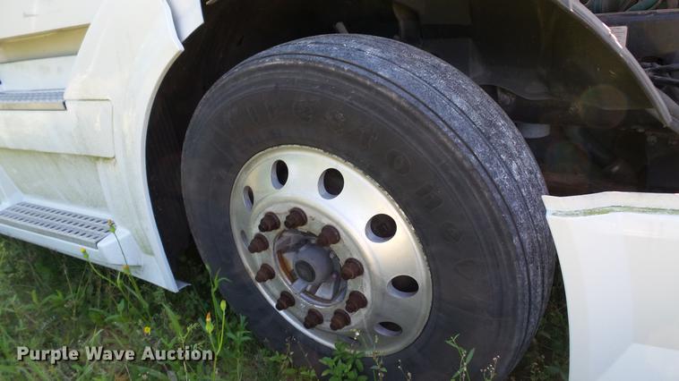 image for item DC5557 2013 Volvo VNL semi truck