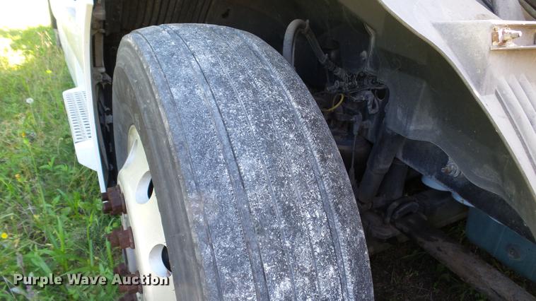 image for item DC5557 2013 Volvo VNL semi truck