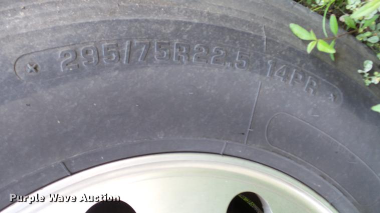 image for item DC5557 2013 Volvo VNL semi truck