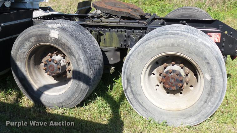 image for item DC5557 2013 Volvo VNL semi truck