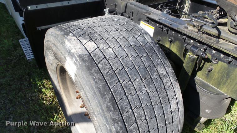 image for item DC5557 2013 Volvo VNL semi truck