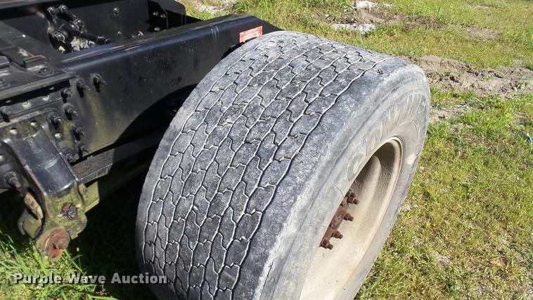 image for item DC5557 2013 Volvo VNL semi truck