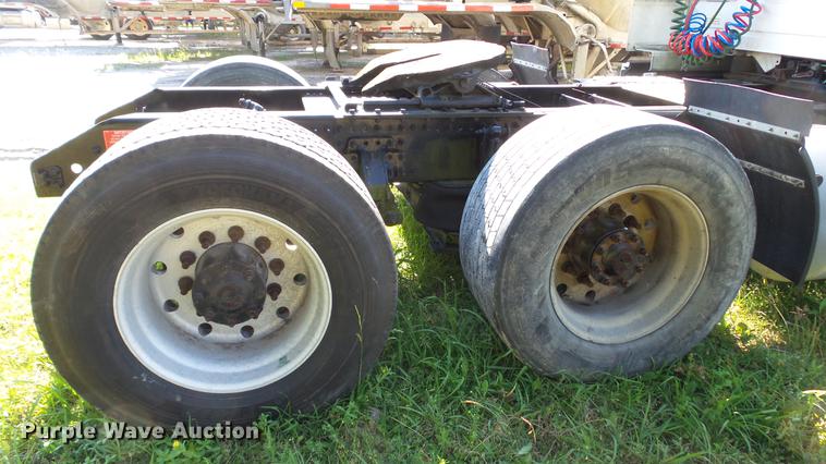 image for item DC5557 2013 Volvo VNL semi truck