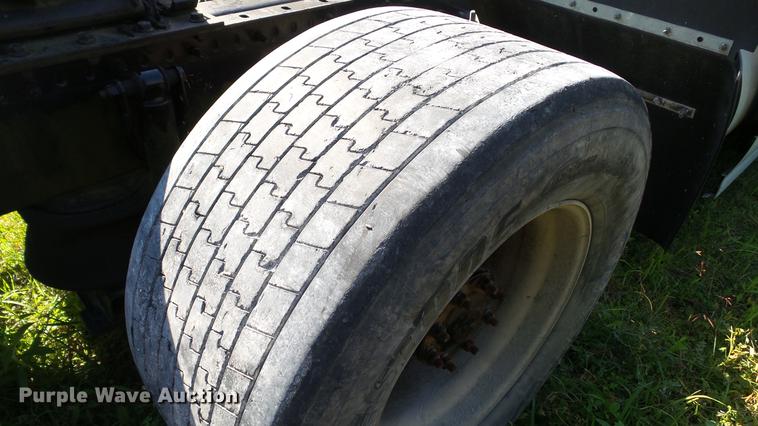 image for item DC5557 2013 Volvo VNL semi truck