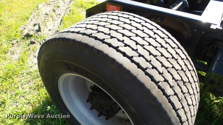 image for item DC5557 2013 Volvo VNL semi truck