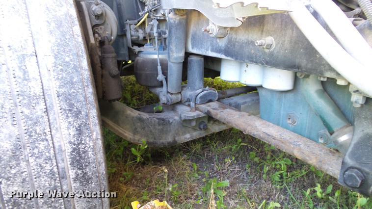 image for item DC5557 2013 Volvo VNL semi truck