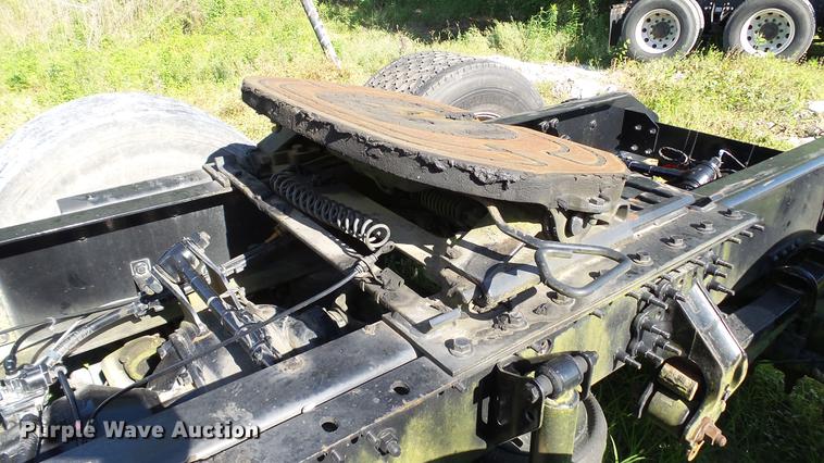 image for item DC5557 2013 Volvo VNL semi truck