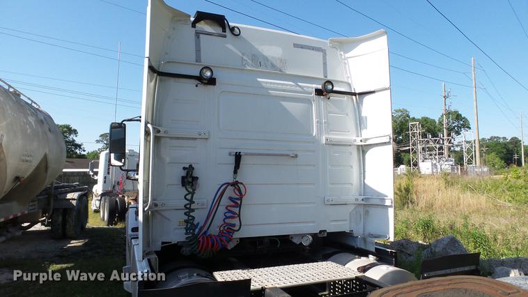 image for item DC5557 2013 Volvo VNL semi truck