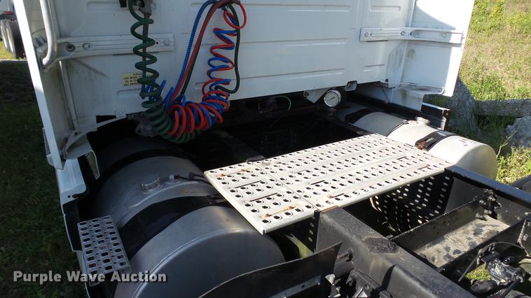 image for item DC5557 2013 Volvo VNL semi truck