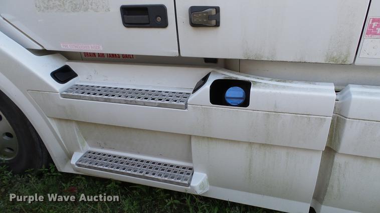 image for item DC5557 2013 Volvo VNL semi truck