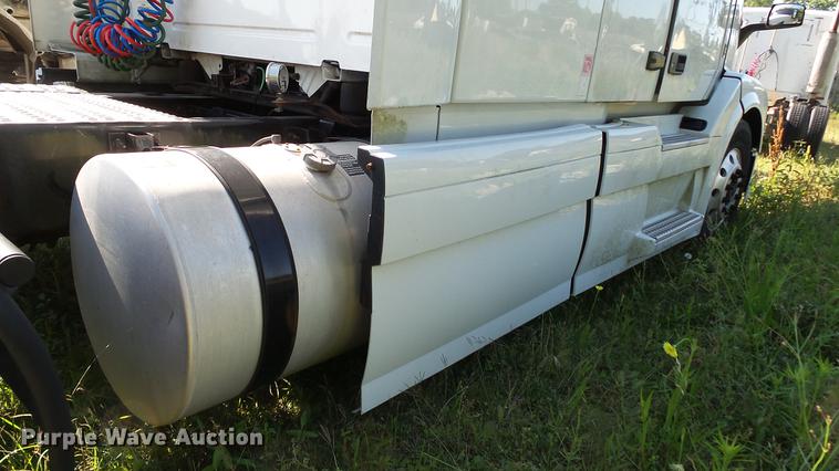 image for item DC5557 2013 Volvo VNL semi truck