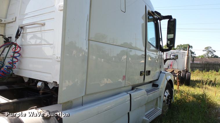 image for item DC5557 2013 Volvo VNL semi truck