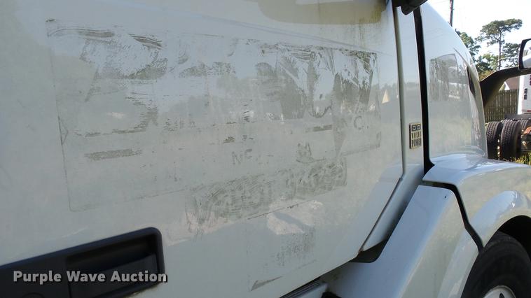 image for item DC5557 2013 Volvo VNL semi truck