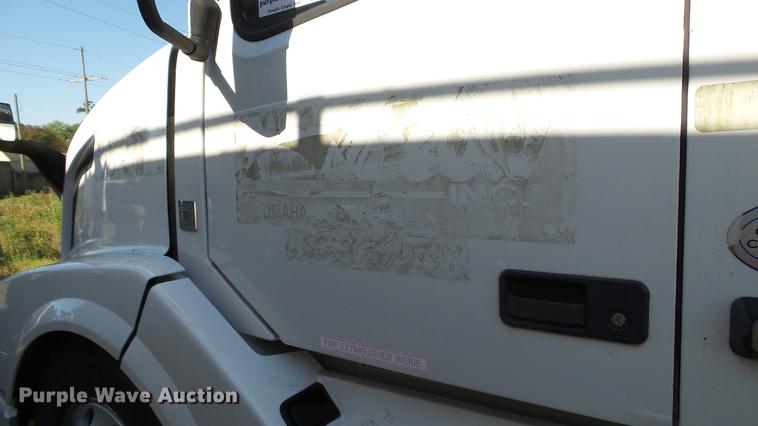 image for item DC5557 2013 Volvo VNL semi truck