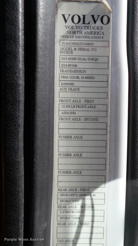 image for item DC5557 2013 Volvo VNL semi truck