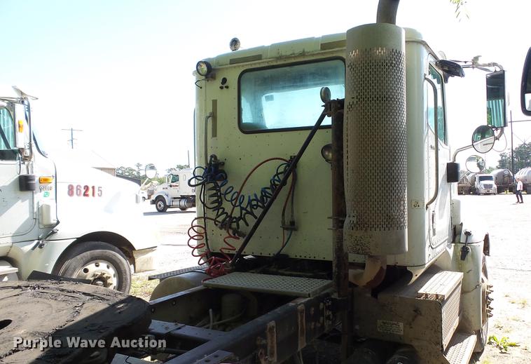 image for item DC5558 2006 International 9200i semi truck