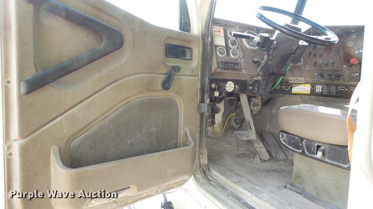 image for item DC5558 2006 International 9200i semi truck