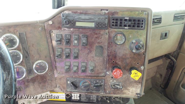 image for item DC5558 2006 International 9200i semi truck