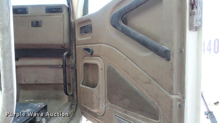 image for item DC5558 2006 International 9200i semi truck