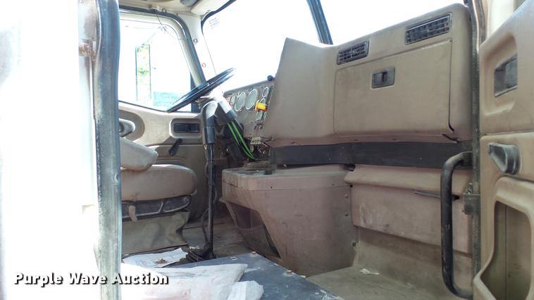 image for item DC5558 2006 International 9200i semi truck