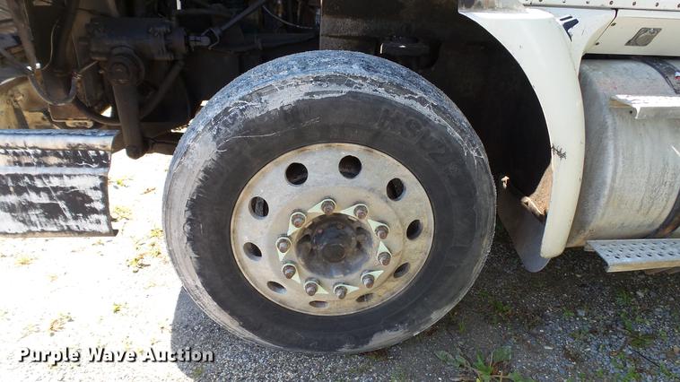 image for item DC5558 2006 International 9200i semi truck