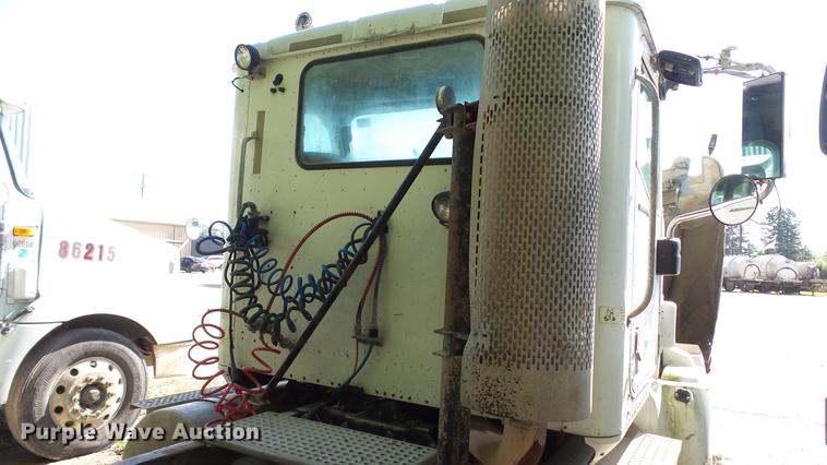 image for item DC5558 2006 International 9200i semi truck