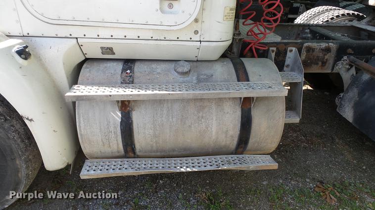 image for item DC5558 2006 International 9200i semi truck