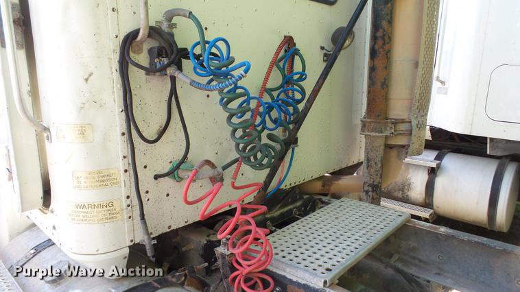 image for item DC5558 2006 International 9200i semi truck