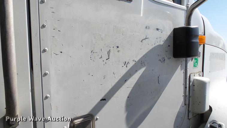 image for item DC5558 2006 International 9200i semi truck