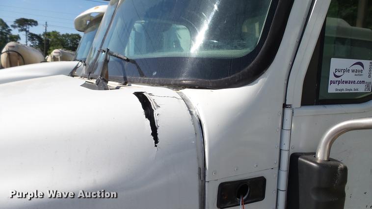 image for item DC5558 2006 International 9200i semi truck