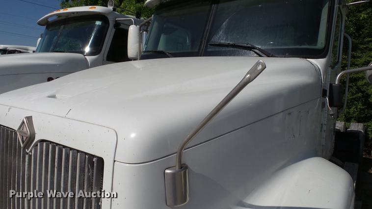 image for item DC5558 2006 International 9200i semi truck