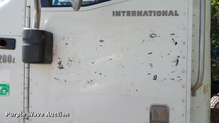 image for item DC5558 2006 International 9200i semi truck