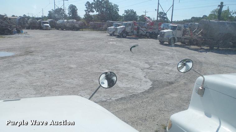 image for item DC5558 2006 International 9200i semi truck