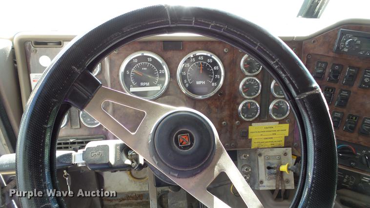 image for item DC5559 2007 International 9200i semi truck